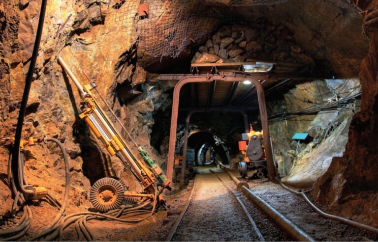 La inversión y la exportación en minería dolariza entradas mientras el costo es pesificado.