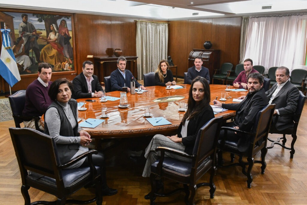 El ministro de Economía, Sergio Massa, recibió en el salón Scalabrini Ortiz del Palacio de Hacienda a la secretaria de Energía de la Nación, Flavia Royón y su equipo de trabajo. 