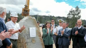 Ecuador apuesta al desarrollo industrial con la construcción de un nuevo Eco Parque Parque Industrial de Azogues: Se colocó la primera piedra en el proyecto impulsado por el sector público y privado. (Vicepresidencia) // Conexión Parques