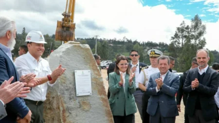 Ecuador apuesta al desarrollo industrial con la construcción de un nuevo Eco Parque Parque Industrial de Azogues: Se colocó la primera piedra en el proyecto impulsado por el sector público y privado. (Vicepresidencia) // Conexión Parques