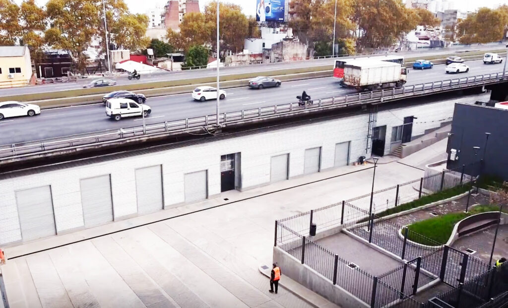 A tan solo 15 minutos del microcentro, agiliza los tiempos de entrega y reduce la circulación de transporte pesado en zonas comerciales, consolidándose como una solución integral frente al auge del comercio electrónico. // Conexión Parques