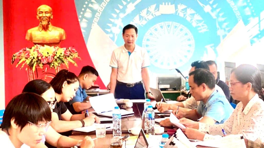 Los líderes del barrio de Au Lau junto a los miembros del Consejo de Adquisición de Tierras, Vietnam // Conexión Parques