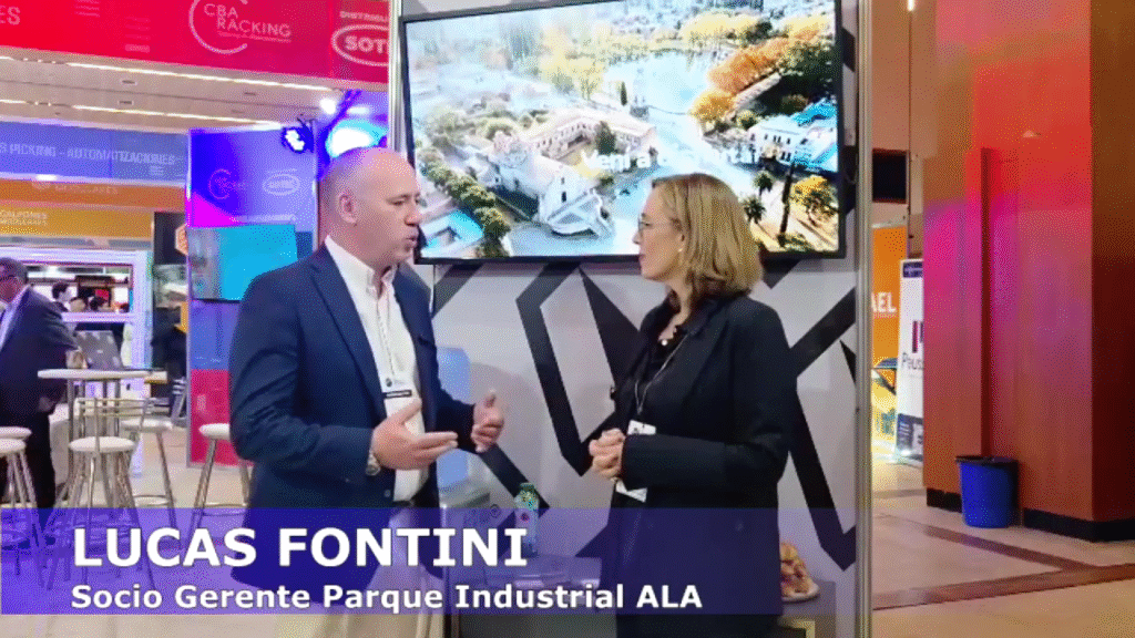 Lucas Fontini, el socio gerente del ente promotor del Parque Industrial ALA, junto a Lía Ghelfi, Directora de Conexión Parques en la Expo Parques Industriales Córdoba 2025 // Conexión Parques