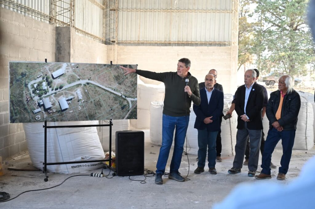 El ministro de Desarrollo Productivo, Federico Trombotto, en representación del gobernador Claudio Poggi; la dirección de Minería y la dirección de Desarrollo Industrial y Energías Sustentables presentaron el plano del predio del Parque Industrial Minero de La Toma. // Conexión Parques