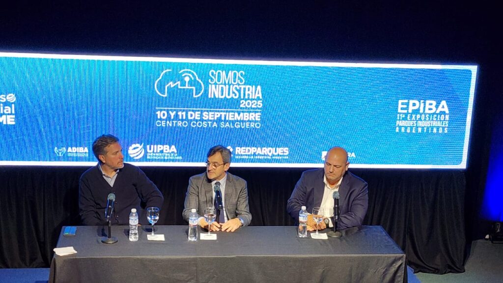 Unión Industrial Argentina, Martín Rappallini, el presidente de la Unión Industrial de la Provincia de Buenos Aires, Alejandro Gentile, y el presidente de Red Parques, Darío Parlascino en el marco del lanzamiento del evento industrial anual “Somos Industria” // Conexión Parques