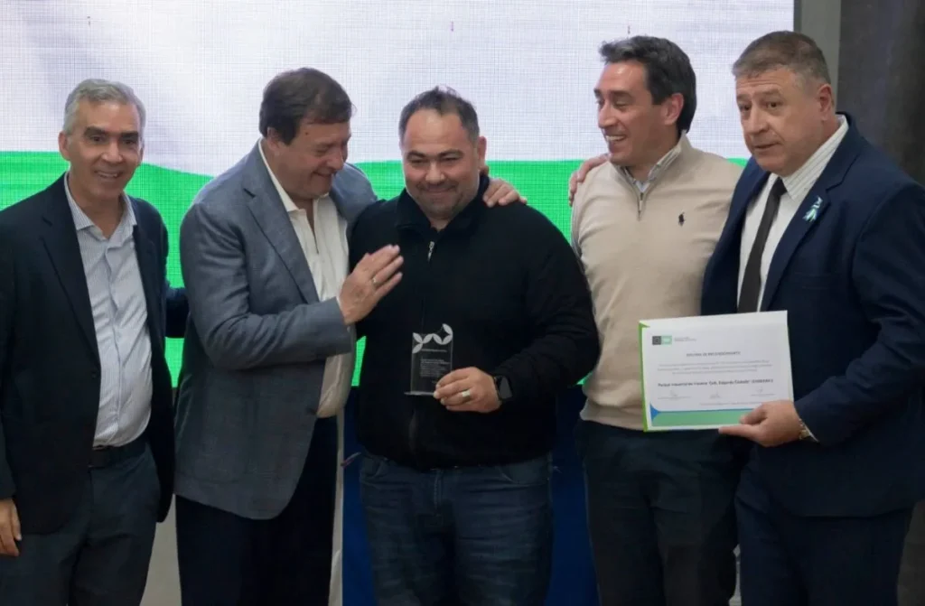 El Gobernador Alberto Weretilneck encabezó la entrega del reconocimiento oficial a 25 Parques Industriales de 22 localidades rionegrinas, en el marco de la ley actual de Parques Industriales y la de Promoción Económica. // Conexión Parques
