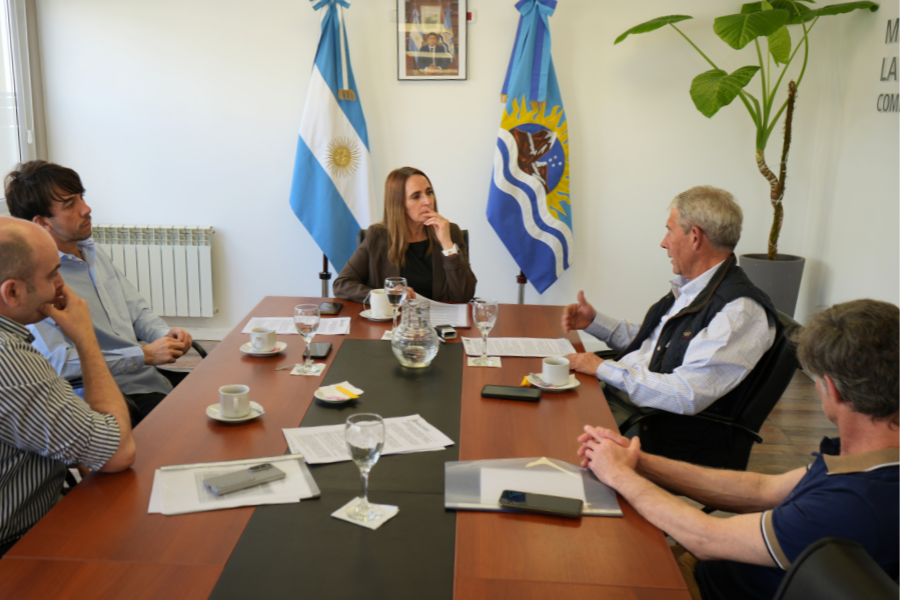 Breves en Argentina: Río Gallegos, Paraná, Trelew La ministra de la Producción, Comercio e Industria, Nadia Ricci, encabezó la firma de un comodato y un convenio marco de colaboración con la Sociedad Rural Río Gallegos, representada por su presidente Enrique Jamieson. // Conexión Parques