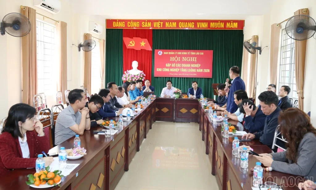 Una vista de la reunión e intercambio entre la Junta Directiva de la Zona Económica Provincial de Lao Cai y las empresas del Parque Industrial Tang Loong, Vietnam // Conexión Parques