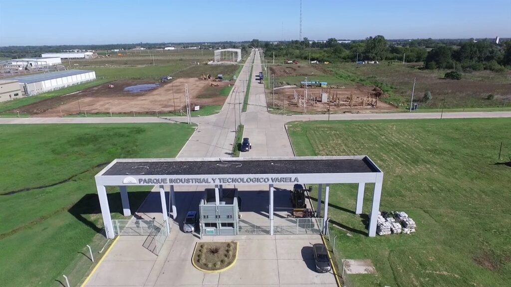 El diputado provincial Mariano Cascallares y el presidente del Banco Provincia Juan Cuattromo ratificaron el acompañamiento al sector productivo local.//Conexión Parques