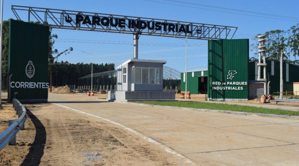 El desarrollo de una planta industrial para procesar fibra larga de pino en Ituzaingó marca un punto de inflexión para la industria forestal de Corrientes.// Conexión Parques.