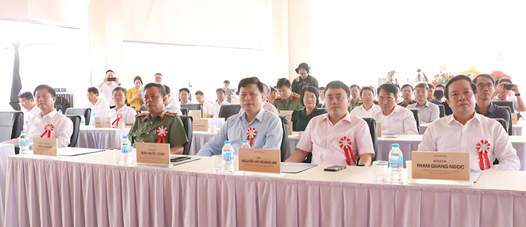 Autoridades de Hung Yen participaron de la ceremonia de colocación de la primera piedra del Parque Industrial Van Giang, un proyecto orientado a atraer inversiones en tecnología, ciberseguridad e inteligencia artificial// Conexión Parques.